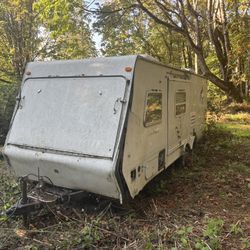 2002 Coyote 23’ Lightweight travel trailer