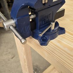 Heavy Duty Mobile Workbench w/Vise