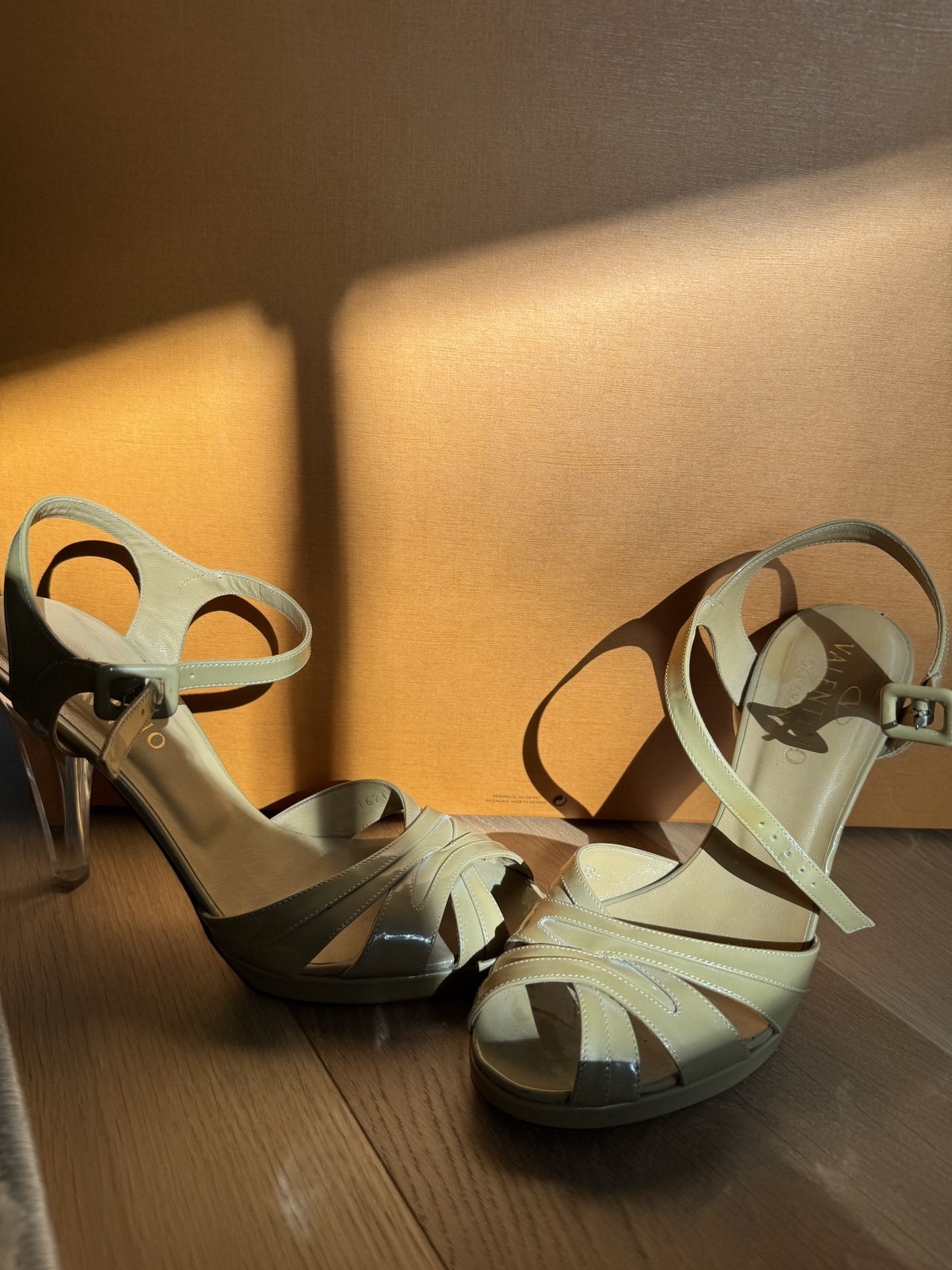 VALENTINO GARAVANI open toe platform nude patent leather clear heels size 38.5