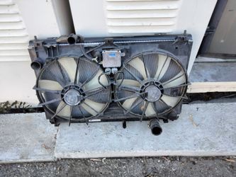 2006-2012 Lexus GS 350 Radiator and cooling fan combo OEM.
