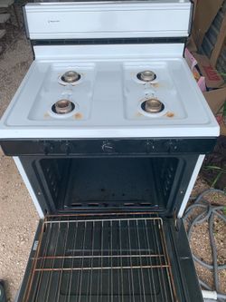 Magic chef gas stove all top burners work not sure about oven still cleaned it