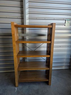 Universal Broadmoore
Zealand 65” Bookshelf
Has some small scratch marks on the bottom