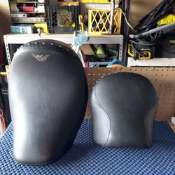 OEM Harley-Davidson Sportster Seat Set – Rider + Passenger – Studded HD Logo – 883 / 1200