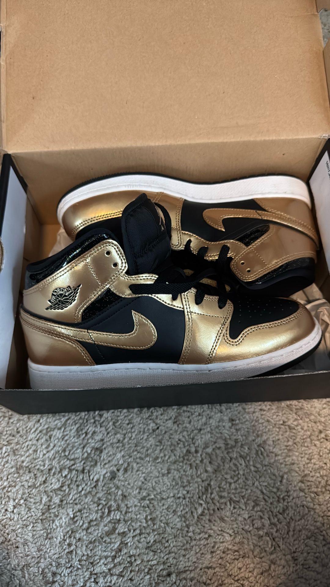 Air Jordan 1 Mids Gold Black