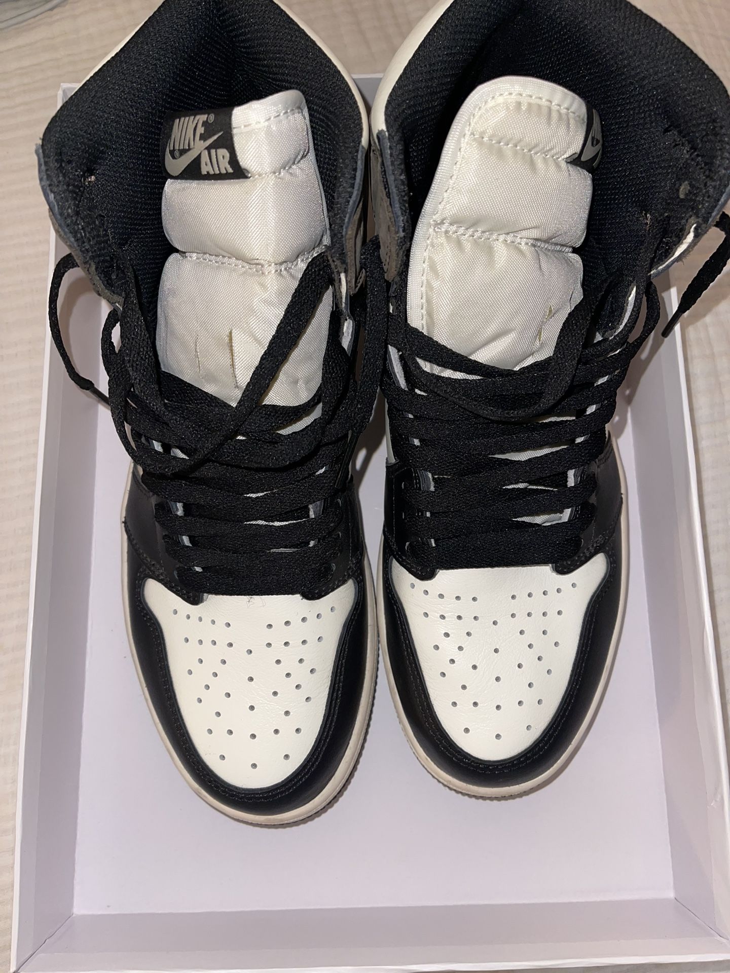 Air Jordan 1 “Mocha” Size 9