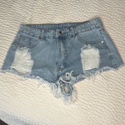 Woman’s Short Cut Off Shorts.. Medium Size 6 