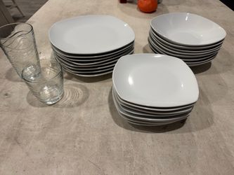 Dinner set (plates and cups)
