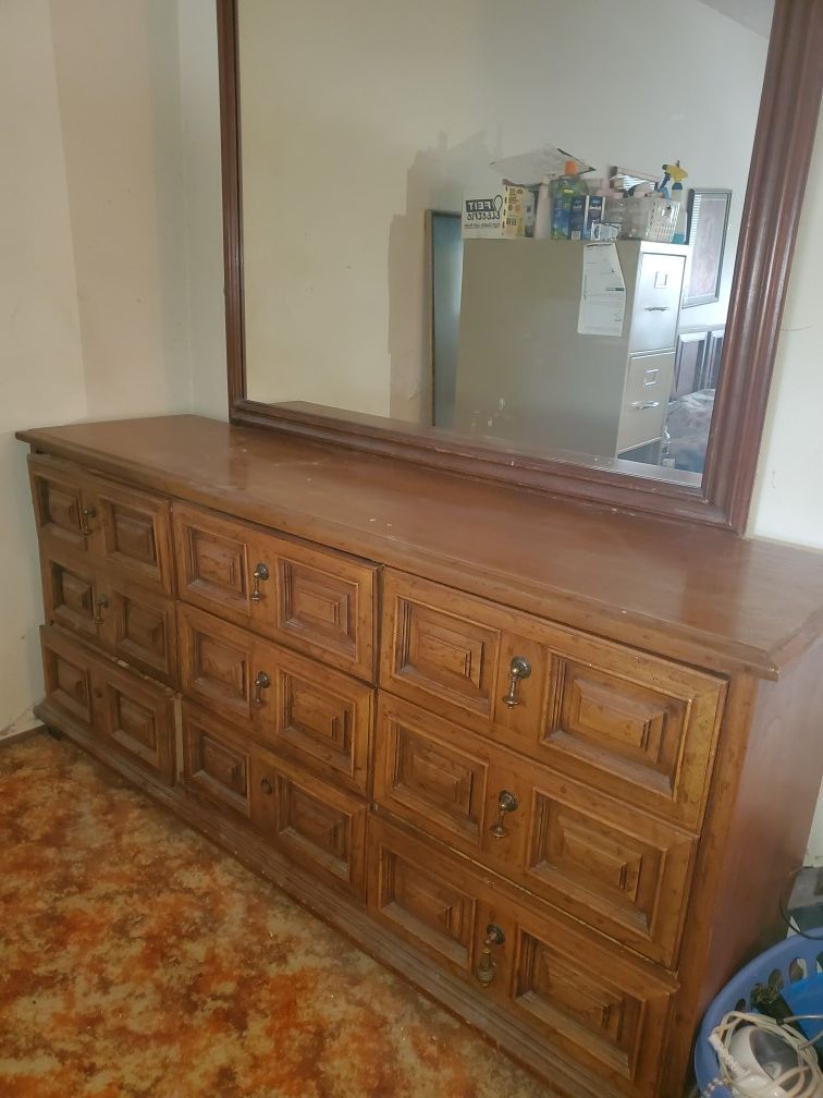 Dresser and mirror with 9 drawers on metal glides