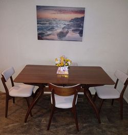 Nice Dining table + 4 plush, sturdy chairs