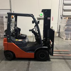 Toyota 8FGU15 Forklift 2,500 Lbs Capacity