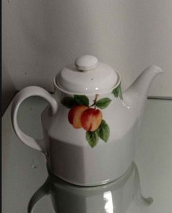 VINTAGE ROYAL DOULTON PORCELAIN TEAPOT 9"×7"