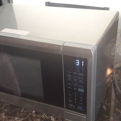 NEW Microwave With Box