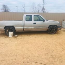 2004 Chevy Silverado / Gris / Cabina Y Media 