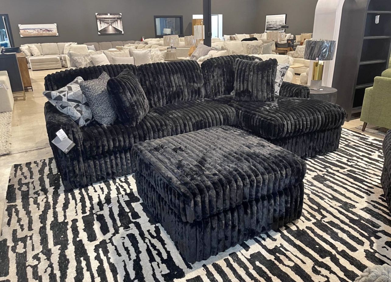 π₯ HOT DEAL ALERT! π₯ Ashleyβs Hottest Corduroy Sectional!