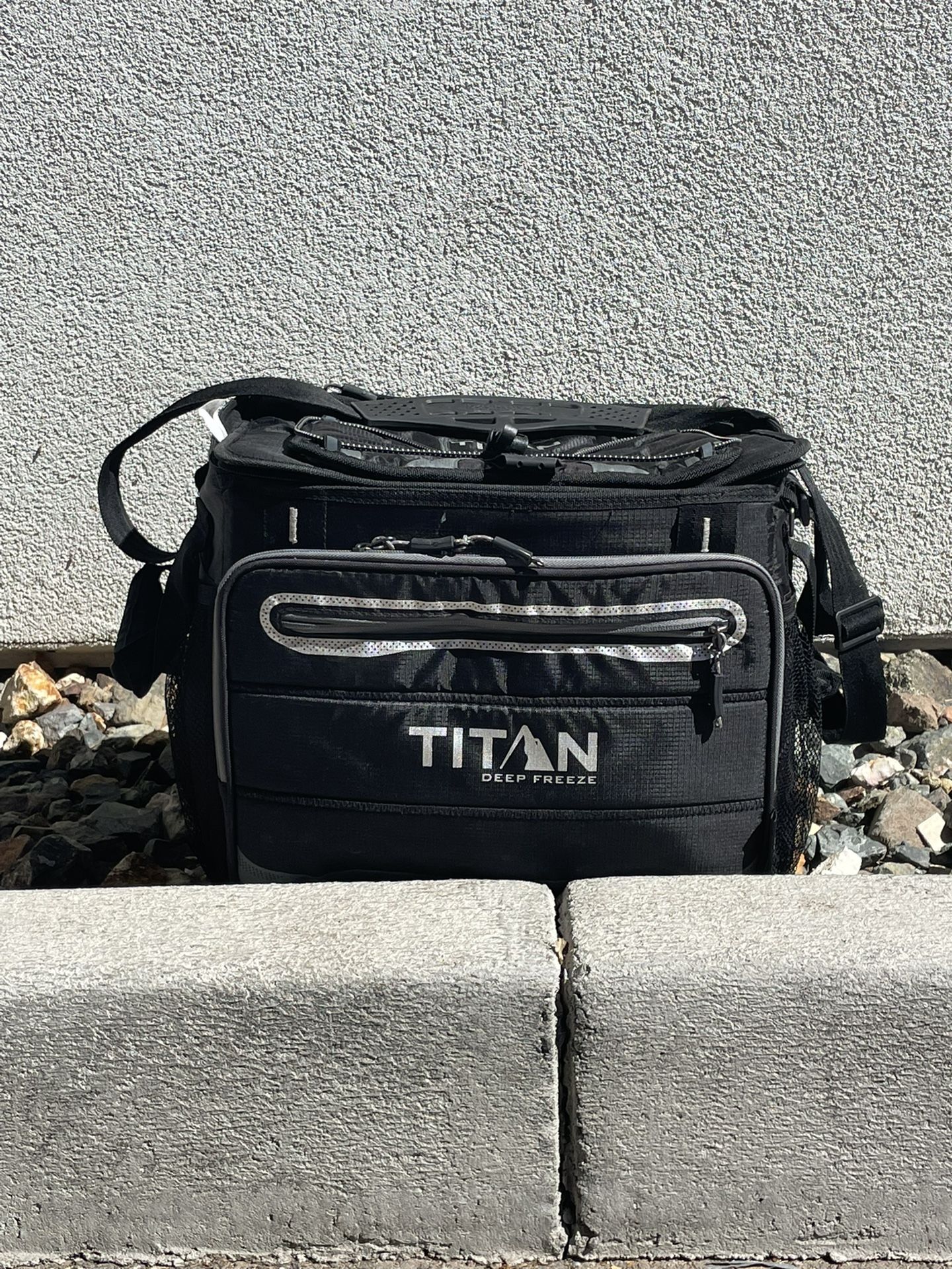 ARCTIC ZONE Titan Deep-freeze Cooler With Zip Pockets