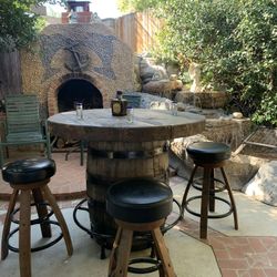 Beautiful Barrel Table, 4 Stools 