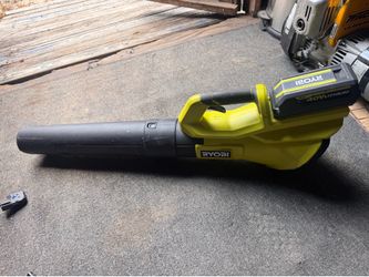 RYOBI 40V Lithium Cordless Leaf Blower with a 4.0Ah battery