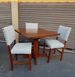 Tall nice Pub Table w/3 Chairs