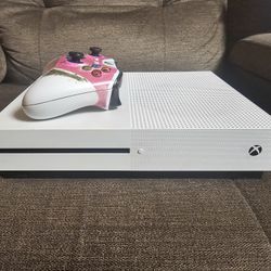 XBOX One S With One Controller 