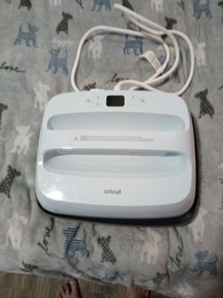 ****CRICUT INSTANT PRESS****BRAND NEW**** WITH TRAVEL CASE**** RETAILS FOR $199 NOW ONLY $69