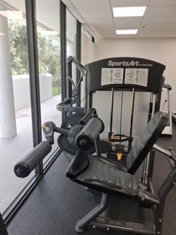 SportsArt Fitness Leg Extension / Leg Curl Machine