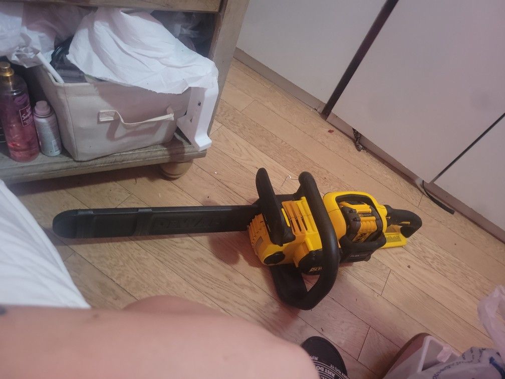 60v Dewalt Chainsaw W/ Battery Pack& Charger