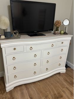 White farmhouse dresser