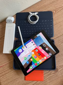 Apple iPad 8th Generation 32GB (Latest iOS 26) Logitech Keyboard case , Pencil & charger