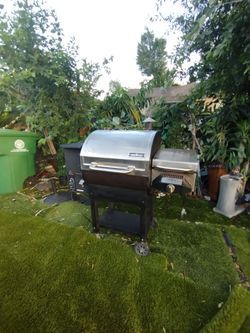 Azador pit boos  smoking  a un costado traer una  parrilla para usar con gas