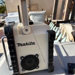Makita Portable Radio  ( Hesperia Ca)