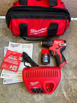Milwaukee M12 12-Volt Lithium-lon Brushless Cordless Subcompact Brushless Drill Driver Kit