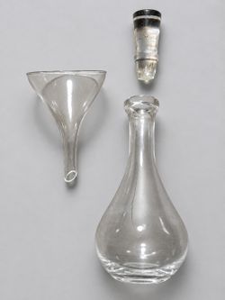 Glass Wine Decanter with Pouring Funnel & Box – Damaged Stopper