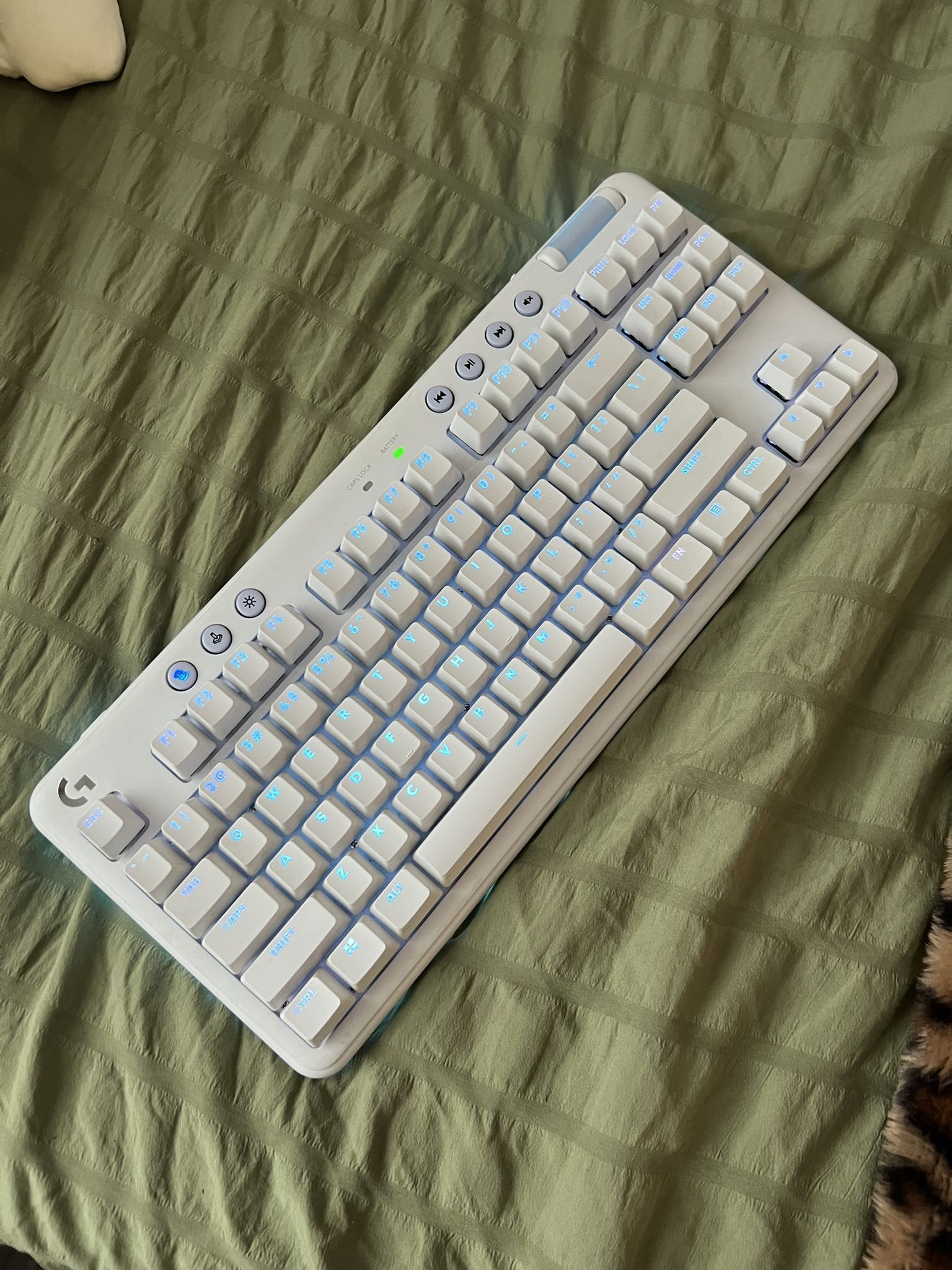 G Logitech - G715 Aurora Collection TKL Wireless Mechanical Clicky Switch Gaming Keyboard for PC/Mac with Palm Rest Included
