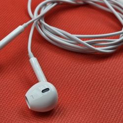 Authentic Apple Wired iPhone iPad IPod Ear Buds | White AIR Buds