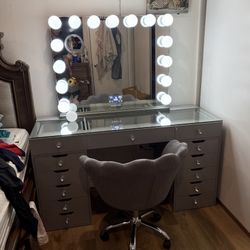Brand New Elegant Hollywood Vanity Set 