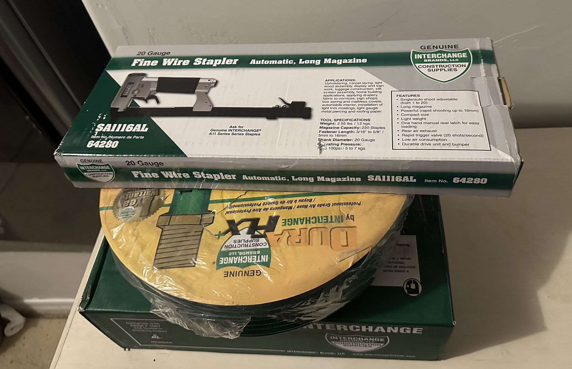 Staple Gun/ Air Hose/ Staples