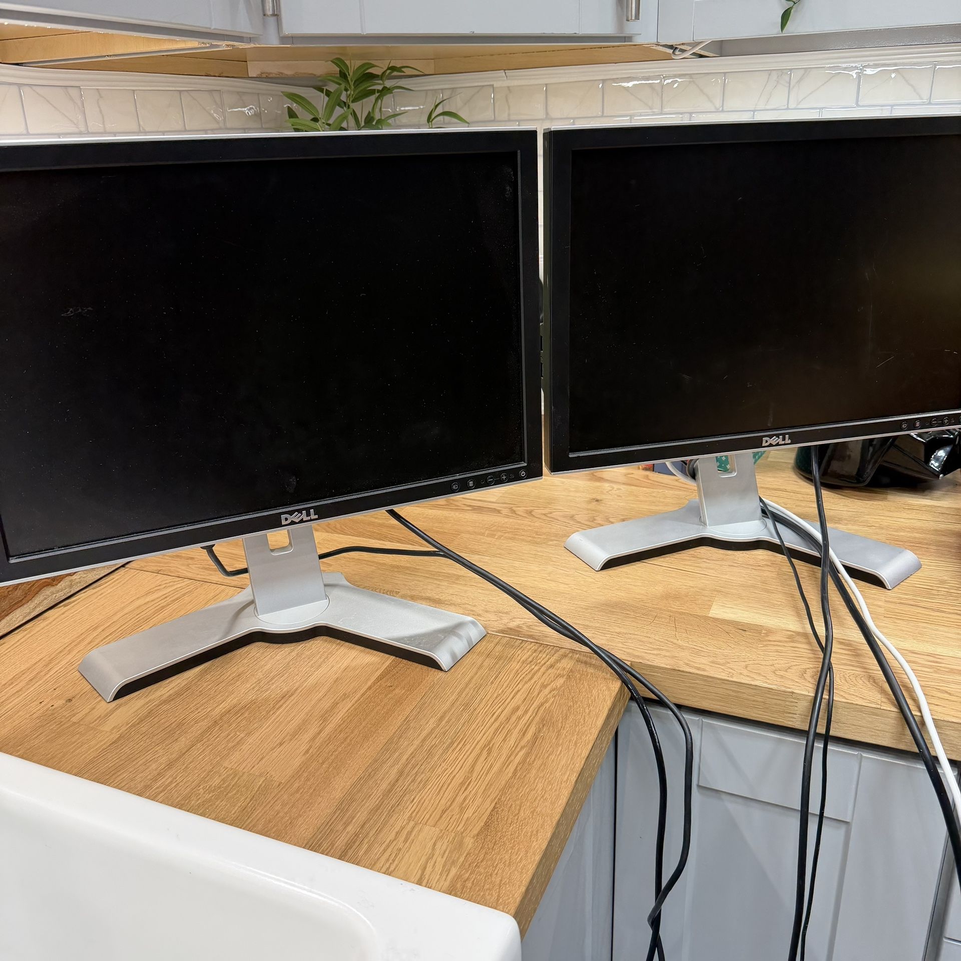 2x Dell 2009WT 20" LCD Widescreen Monitors (working & in good condition)