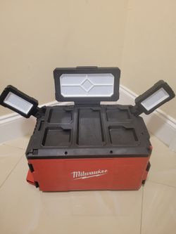 Milwaukee
M18 18-Volt Lithium-Ion Cordless PACKOUT 3000 Lumens LED Light with Built-In Charger