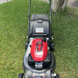 Honda HRN 216 Self Propelled Like New Excellent Condition 