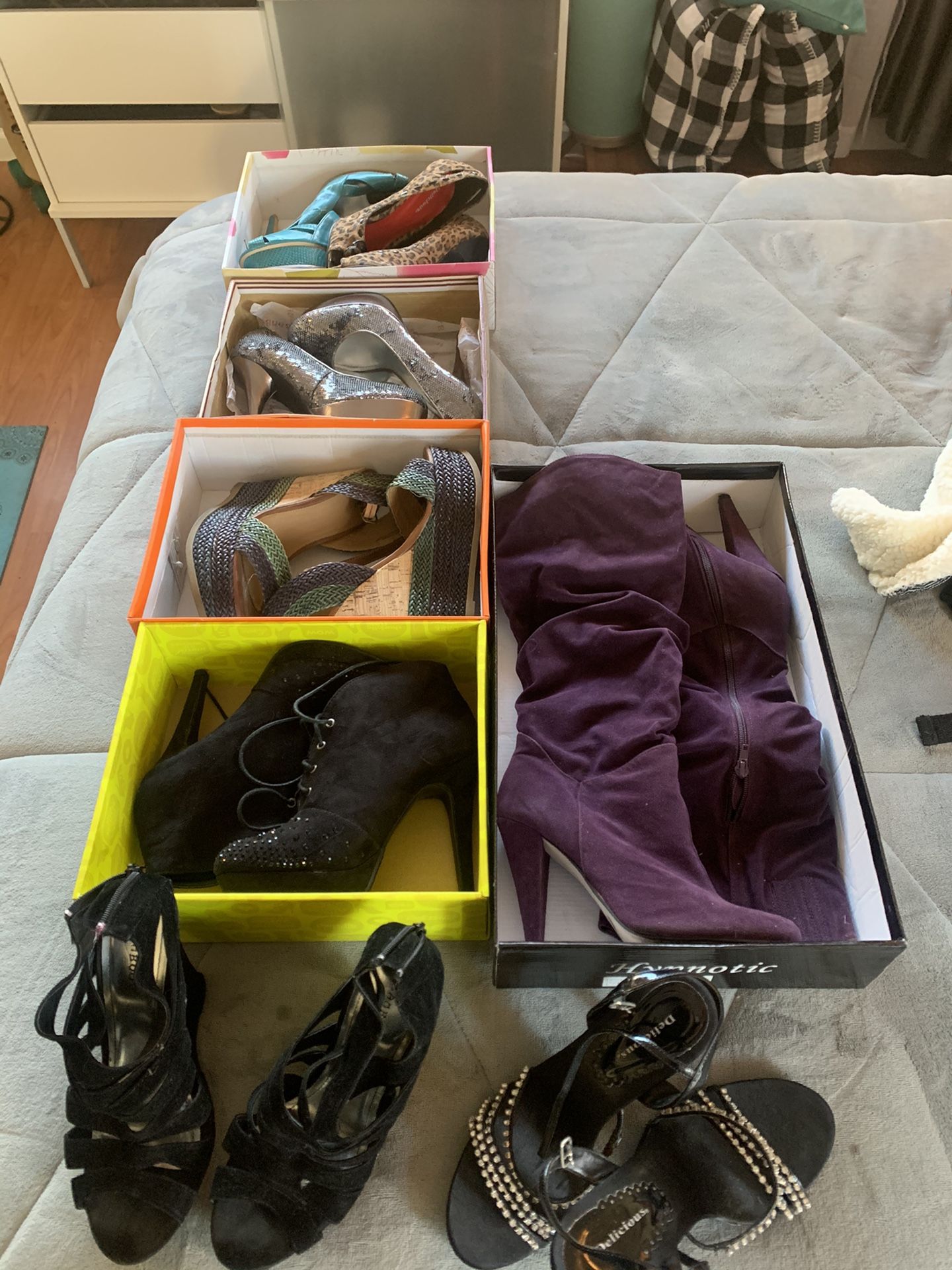 8 1/2 - 9 size shoes!!! $20, Selling all of them together or separately.