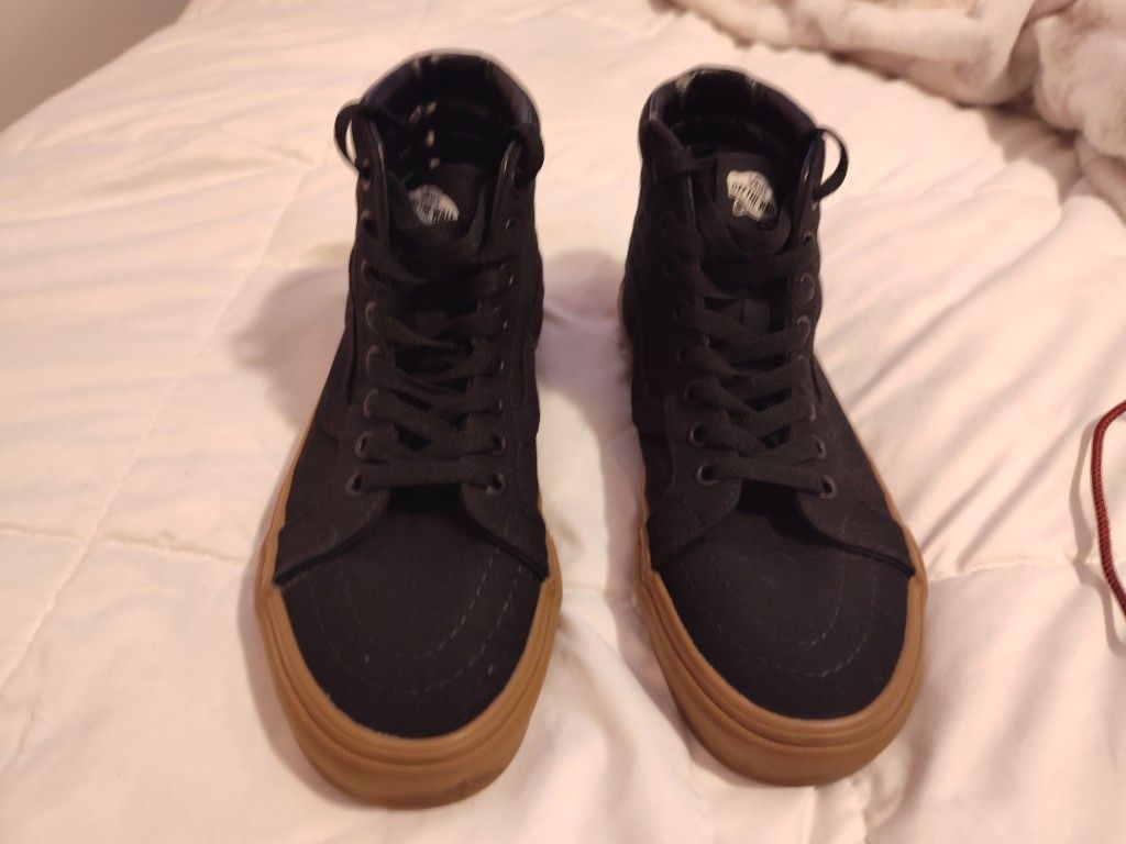 Brand New Women's 8 Black And Gum Sole