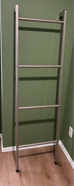 Metal blanket ladder