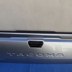2024-2025 TOYOTA TACOMA COMPLETE TAILGATE SILVER WITH REAR CAM