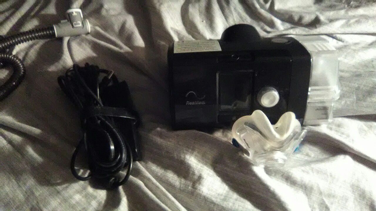 New CPAP Resmed Air 10 unit, 2 masks, 2 heated air hoses and case.