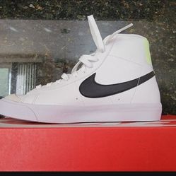 NEw - NIke Shoes Size 6.5