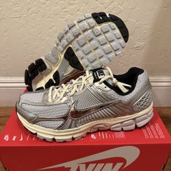 Nike Zoom Vomero 5 Men's Size 8.5 Grey Fog/Chrome Running Shoes IM3486 002 