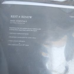 New zipperd mattress protector white.   Twin