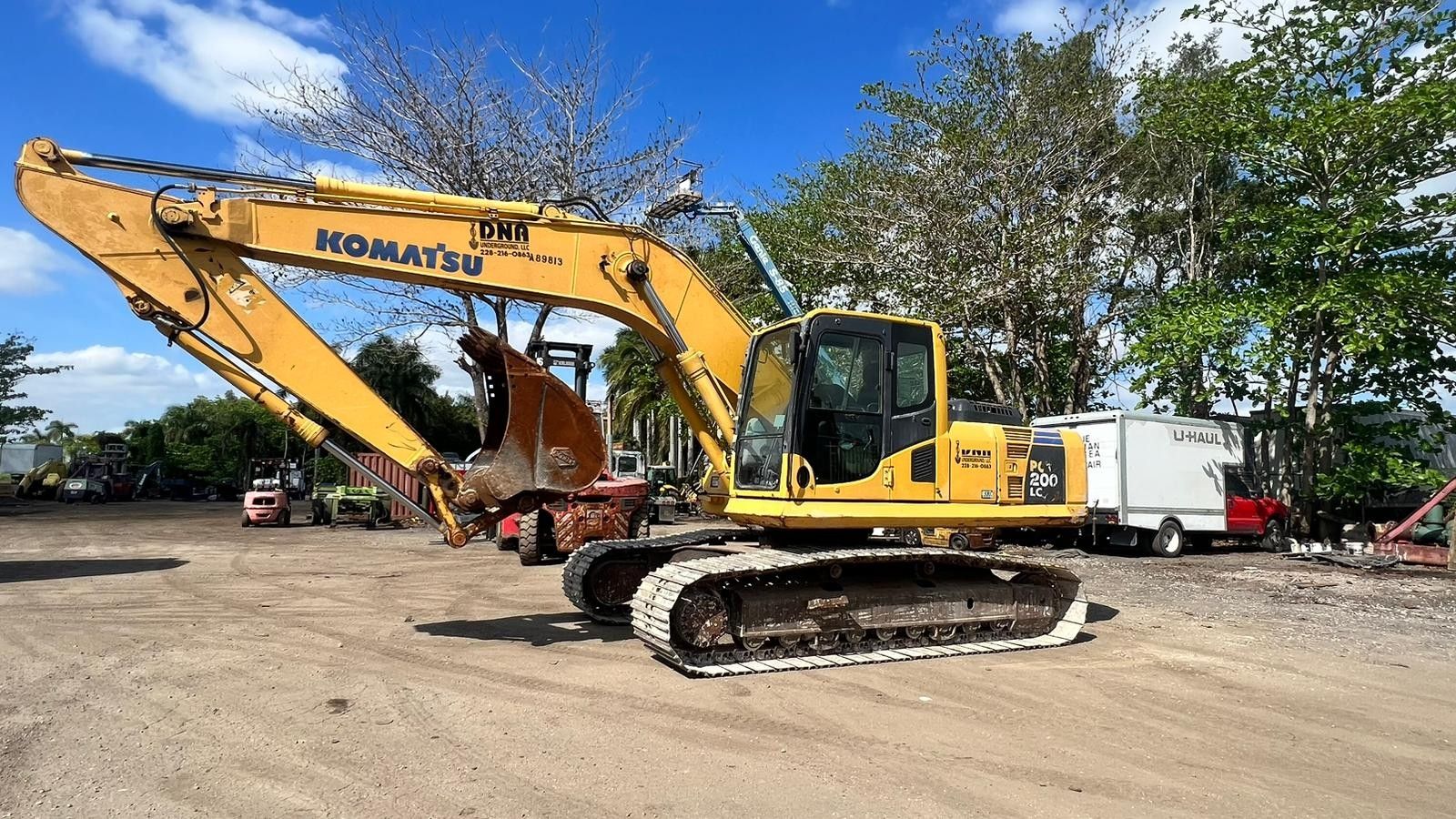 2011 KOMATSU PC200LC-8 EXCAVATOR CAB
7.325 HOURS A/C, AIR RIDE SEAT REAR, VIEW CAMERA 