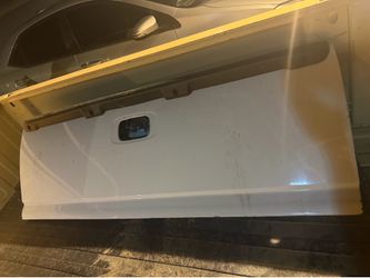 2006 chevy silverado tailgate white