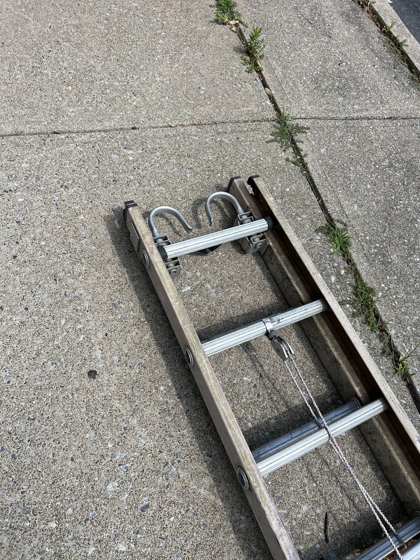 28ft Ladder With Hooks And Corner Brace  